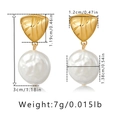 Dimensiones detalladas de pendientes de triángulo y perla con altura total de 3cm - Pendientes de perlas triángulo geométrico