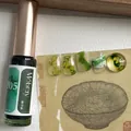 Gedetailleerd zicht op Mobray Y05 groen marmer nagelinkt effect en 8ml flesje display - Smudge Liquid Y.05 (Y.05)