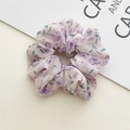 Detailopname van een lichtroze chiffon scrunchie met een fijn paars bloemenpatroon - Paars Bloemen