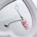 Dettaglio di un gattino rosa floccato con ciondolo a cuore argento su cordino cellulare - Rosa