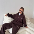 Set due pezzi in pile marrone scuro con felpa a mezza zip e pantaloni con ricamo - S / Marrone