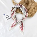 Foulard quadrato plissettato in rosa, bianco e grigio con trama geometrica chic - Vela rosa