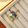 Pendentif vintage carré doré avec peinture émail bleu et perles blanches - Style Peinture de Paysage Bleu Foncé et Vert