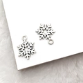 Macro de deux breloques flocon de neige en argent vintage pour bijoux de Noël DIY - Flocon de Neige Argent Antique 15x17mm Type 1 (13884)