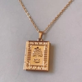 Detalle macro del relicario de libro chapado en oro 18K con relieve de árbol - Oro Rosa Árbol de Navidad (A425-3-70)