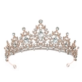 Dettaglio ravvicinato di una corona in oro rosa con strass argentati e cristalli luccicanti - Stile Pavé Guglia di Lusso (TS-J2720RG)