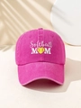 Dettaglio del ricamo Softball MOM e cuore giallo su cappellino in cotone lavato rosa scuro - Taglia unica / Rosa Rossa