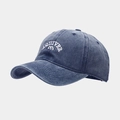 Dettaglio del ricamo bianco AQUIVER e del logo montagna sul cappellino in denim lavato - Regolabile / Blu navy