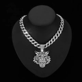 Nahaufnahme des Hip-Hop Silber Tiger-Anhängers mit glitzernder kubanischer Kette - Silber Anhänger mit Panzerkette / 18 Zoll / Silber
