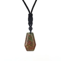 Dettaglio del ciondolo in unakite con motivi rosso-verdi su cordino intrecciato nero - Unakite