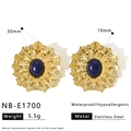 Dettaglio ravvicinato di orecchini a girasole dorati con lapislazzuli blu e piccoli cristalli - Stile Lapislazzuli Girasole Oro (NB-E1700)