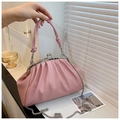 Détail du sac nuage plissé rose avec fermoir rétro et bandoulière chaîne tissée - Rose Tendre