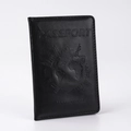 Dettaglio della mappa del mondo in rilievo e testo di viaggio sulla custodia per passaporto in PU - 14×10cm / Nero