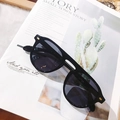Klassische schwarze Vollrand-Sonnenbrille mit goldenen Details und dunklen UV-Gläsern - Schwarzer Rahmen Graue Gläser
