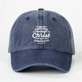 Dettaglio della stampa del testo religioso bianco sul cappello in denim blu lavato - Regolabile / Blu Notte
