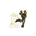 Broche en émail artistique cerf noir et blanc avec motifs soleil lune et détails dorés - Cerf Noir et Blanc (Soleil et Lune)