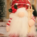 Gnome de Noël rouge tricoté avec bâtons de ski et détail de houx sur le bonnet - Style Ski / Gnome lumineux rouge