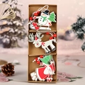 Set di tre ornamenti natalizi in legno con Babbo Natale, Renna e Pupazzo di neve in confezione - Set di personaggi classici