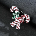 Detalle macro de broche de bastón de caramelo navideño con lazo esmaltado en rojo y verde - Bastón de Caramelo de Navidad Plateado