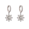 Detalle de pendientes colgantes de estrella en plata con micro-pavé de circonitas - Insignia de Estrella de Plata