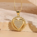 Collier cœur doré avec pavé de zircons et bord perlé sur une chaîne vénitienne chic - Cœur Rond / Doré