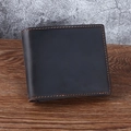 Cartera de hombre en cuero crazy horse marrón oscuro sobre mesa de madera real - Horizontal / Café Oscuro