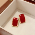 Dettaglio di orecchini a lobo a petalo rosso con bordi dorati su velluto crema - 82# Ago D'argento - Rosso - Rettangolare