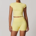 Set da yoga due pezzi da donna in giallo pallido con crop top a maniche corte e pantaloncini a vita alta - Taglia S / Top E Pantaloni / Maniche Corte + Pantaloncini / giallo oca