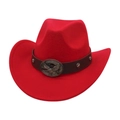 Dettaglio di cappello cowboy rosso in feltro con emblema aquila e borchie a stella in pelle - Rosso