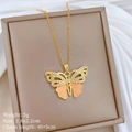 Collar de mariposa dorado con esmalte rosa y cristales sobre fondo seda - Estilo Mariposa Rosa Naranja (E154)