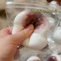 Juguete antiestrés de mochi de chocolate con textura suave en empaque transparente - Mochi de Chocolate Fluido