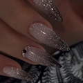 Unghie finte stiletto sfumate scure Y2K con glitter argento e strass applicati - Stile Strass Sfumato Nero Grigio Glitter Argento (JP3590)