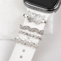 Detalle de dijes de mariposa y flores plateadas en correa de silicona blanca para reloj inteligente - Decoraciones de Mariposa de Cuatro Partes / Blanco K/Plata