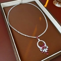 Détail du collier floral argenté avec pampilles rouges et zircons scintillants - Collier Rose