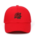 Détail de la broderie de rose rouge sur la calotte d'une casquette en coton - Rouge