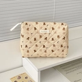 Dettaglio della trousse trapuntata beige con graziosi motivi di orsetti e coniglietti - Clutch Bag / Orso bruno