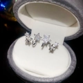 Gros plan de boucles d'oreilles étoiles argentées avec perles et zircon dans un écrin gris - 13# Tige en argent-Argent-Clip d'oreille