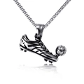 Pendentif chaussure de football en acier inoxydable poli sur fond blanc avec balle - Chaussure de Foot avec Chaîne en Acier Inoxydable