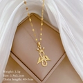 Detailopname van gouden titanium ketting met infinity vleugel hanger en kristallen - Gouden Engelenvleugels Kroon Hanger (B409)