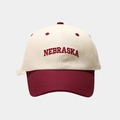 Detalle del bordado Nebraska y costuras bicolor en la corona de la gorra de béisbol - Ajustable / Burdeos