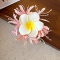 Épingle à cheveux élégante en tissu avec plumeria blanc et pétales roses. - Pince À Bec De Canard N° 62 - Rose (unité)