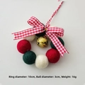 Handgefertigter Weihnachtskranz aus Filzkugeln in Rot Weiß Grün mit goldener Glocke - Durchmesser 10cm / Mini-Kranz E (Klassisch Rot/Weiß Kariert)