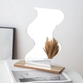 Miroir de maquillage acrylique ondulé irrégulier avec support de base en bois minimaliste - Forme de flux
