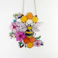 Flacher Acryl-Bienen-Sonnenfänger mit orangefarbenen Waben und Blumen am Kettenaufhänger - Stil A-Biene Blume Wabe