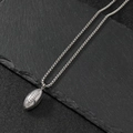 Collana vintage in acciaio inossidabile con ciondolo football americano su ardesia scura - Color Acciaio