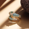 Nahaufnahme des Schlangenrings aus Messing mit grüner Emaille und Zirkonia-Augen - Blau