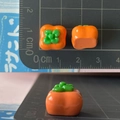 Mini oranje dadelpruim hars accessoire voor DIY, 1,5 cm groot met schaalweergave getoond - 3D Mini Persimmon