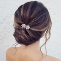 Détail d'épingles à cheveux fleurs en perles et strass sur une coiffure de mariée élégante - Style Trois Perles Ensemble de 2
