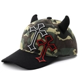 Gorra de béisbol de camuflaje con cuernos de diablo negros y parches de cruz rosa en ángulo - Ajustable / Negro Rojo