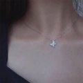 Dettaglio della collana con ciondolo a farfalla in argento sterling 925 su modella - Argento 925 / Argento